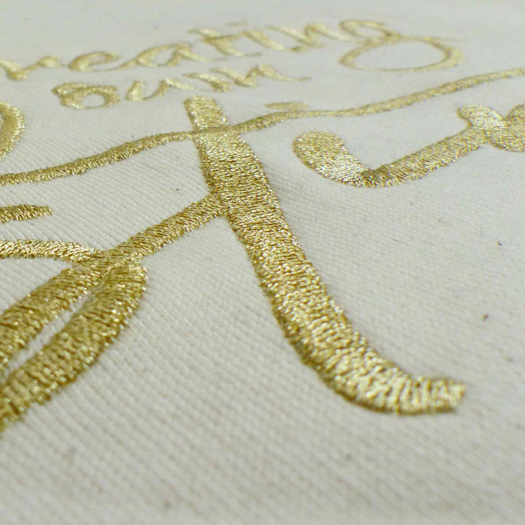 Nahaufnahme eines nachhaltigen GOTS-Damensweatshirts aus 100% Biobaumwolle, Farbton Natural Raw: unbehandelte und ungefärbte Baumwolle, Fokus auf die edel schimmernde Frontstickerei mit Schriftzug "I'm creating my own destiny"