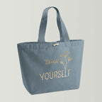 Großer nachhaltiger GOTS-Shopper aus stabilem Canvas (100% Biobaumwolle) mit langen und breiten Henkeln, Farbton hellblau (Dusk blue), große Stickerei in gold-metallic mit Schriftzug Trust yourself