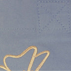 Nahaufnahme einer robusten hellblauen XL GOTS-Tote Bag aus stabilem Canvas (100% Biobaumwolle), mit Fokus auf das minimalistische florale Design welches in gold-metallic gestickt ist