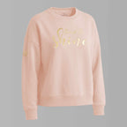 Frontansicht eines nachhaltigen und weichen Bio-Damensweaters aus 100% Baumwolle, Farbton Dusty rose, mit, großeredel schimmernde Frontstickerei mit Schriftzug "Time to shine", Logostickerei am rechten Ärmel: Logo der spirituellen Modemarke Leitstern
