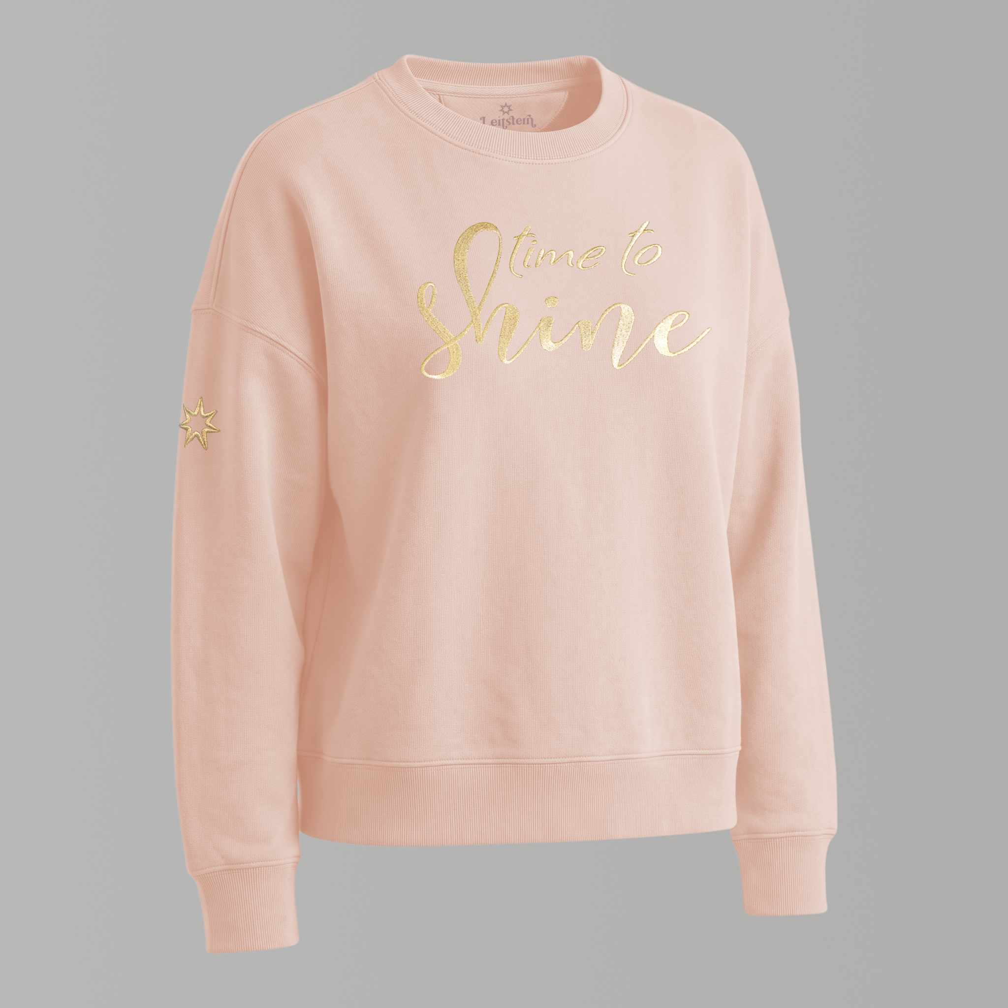 Frontansicht eines nachhaltigen und weichen Bio-Damensweaters aus 100% Baumwolle, Farbton Dusty rose, mit, großeredel schimmernde Frontstickerei mit Schriftzug "Time to shine", Logostickerei am rechten Ärmel: Logo der spirituellen Modemarke Leitstern
