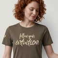 Bio-T-Shirt mit Stickerei 'Follow your intuition' I warm clay [Damen]