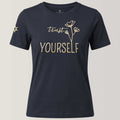 Navyblaues Bio-T-Shirt für Damen aus 100% Biobaumwolle mit großer edel schimmernder Frontstickerei "Trust yourself" mit minimalistischem floralen Design. Logostickerei am rechten Ärmel: siebenzackiger Stern, Symbol der spirituellen Modemarke Leitstern