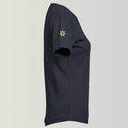 Seitenansicht eines navyblaues Damenshirts aus 100% Biobaumwolle mit großer Frontstickerei "Trust yourself" mit minimalistischem floralen Design. Logostickerei am rechten Ärmel: siebenzackiger Stern, Symbol der spirituellen Modemarke Leitstern