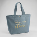 Hellblauer großer GOTS Shopper aus 100% Biobaumwolle mit Frontstickerei in gold-metallic, Schriftzug Follow your guiding star
