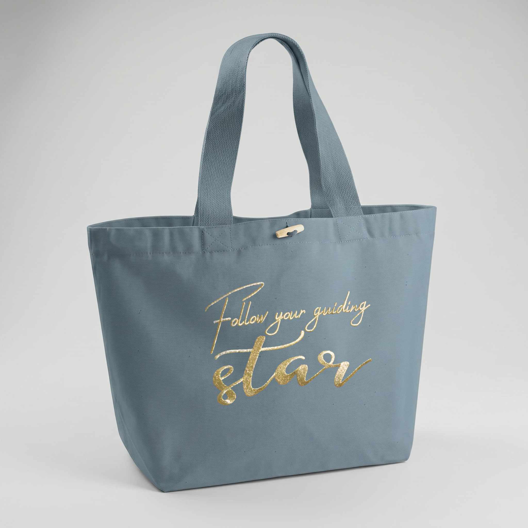 Hellblauer großer GOTS Shopper aus 100% Biobaumwolle mit Frontstickerei in gold-metallic, Schriftzug Follow your guiding star
