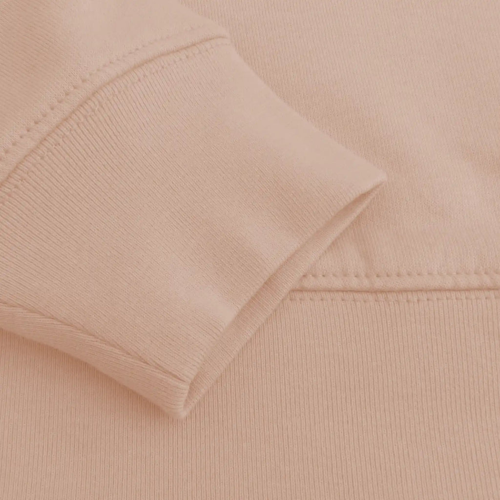 Nahaufnahme eines Damen GOTS Pullover mit Stickerei aus Biobaumwolle, Fokus auf Stoff und Ärmel