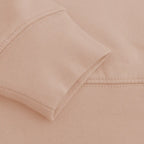 Nahaufnahme eines Damen GOTS Pullover mit Stickerei aus Biobaumwolle, Fokus auf Stoff und Ärmel