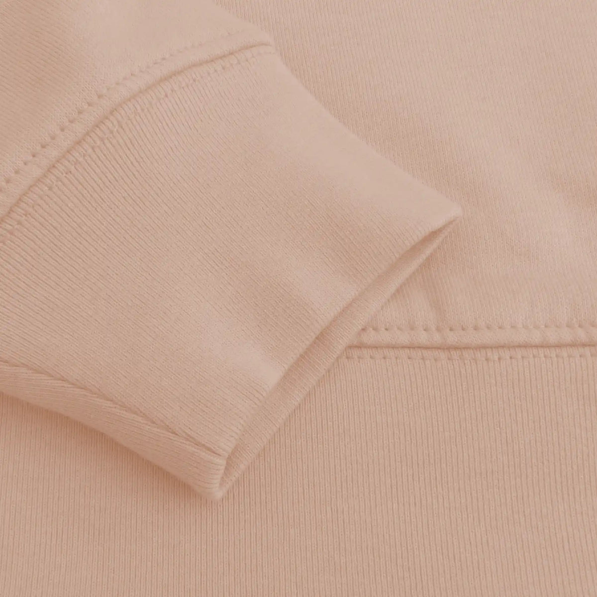 Nahaufnahme eines Damen GOTS Pullover mit Stickerei aus Biobaumwolle, Fokus auf Stoff und Ärmel