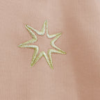 Goldene Stickerei am Ärmel (siebenzackiger Stern) auf einem hellrosa Damen Sweater mit Stickerei aus Biobaumwolle.
