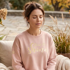Damen Stickerei Sweatshirt mit Affirmation (Lifestyle Mockup). Die Affirmation ist eine große Goldstickerei mit Schriftzug: Time to Shine. Nachhaltiger GOTS Pullover, Farbe Dusty rose.