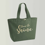 Großer nachhaltiger GOTS-Shopper aus stabilem Canvas (100% Biobaumwolle) mit langen und breiten Henkeln, Farbton Olive, große Stickerei in gold-metallic mit Schriftzug Time to shine