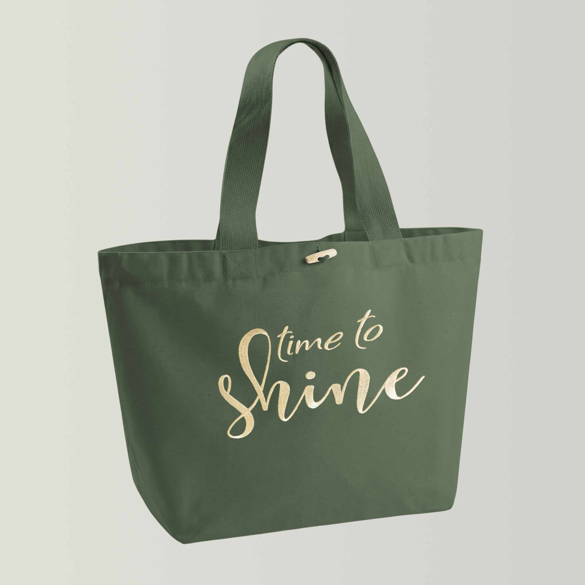 Großer nachhaltiger GOTS-Shopper aus stabilem Canvas (100% Biobaumwolle) mit langen und breiten Henkeln, Farbton Olive, große Stickerei in gold-metallic mit Schriftzug Time to shine