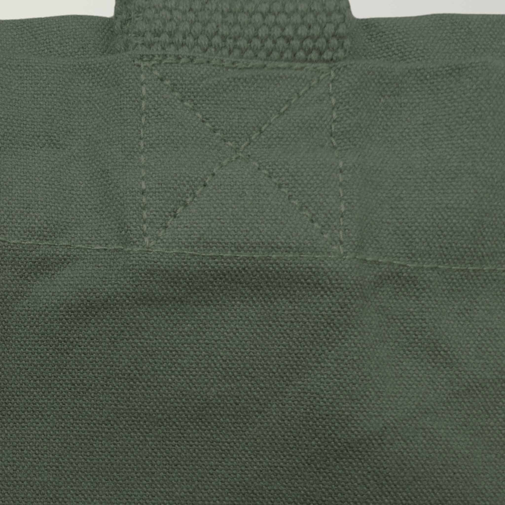 Nahaufnahme eines nachhaltigen XL GOTS-Bioshoppers aus stabilem Canvas (100% Biobaumwolle) im Farbton Olive