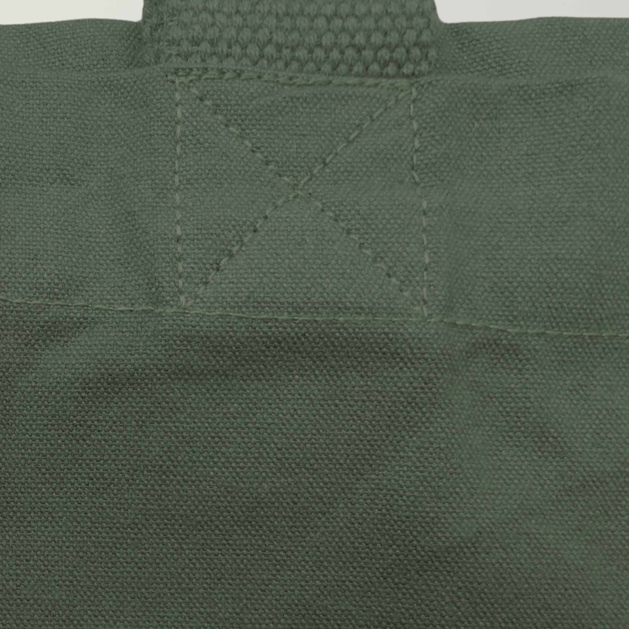 Nahaufnahme eines nachhaltigen XL GOTS-Bioshoppers aus stabilem Canvas (100% Biobaumwolle) im Farbton Olive