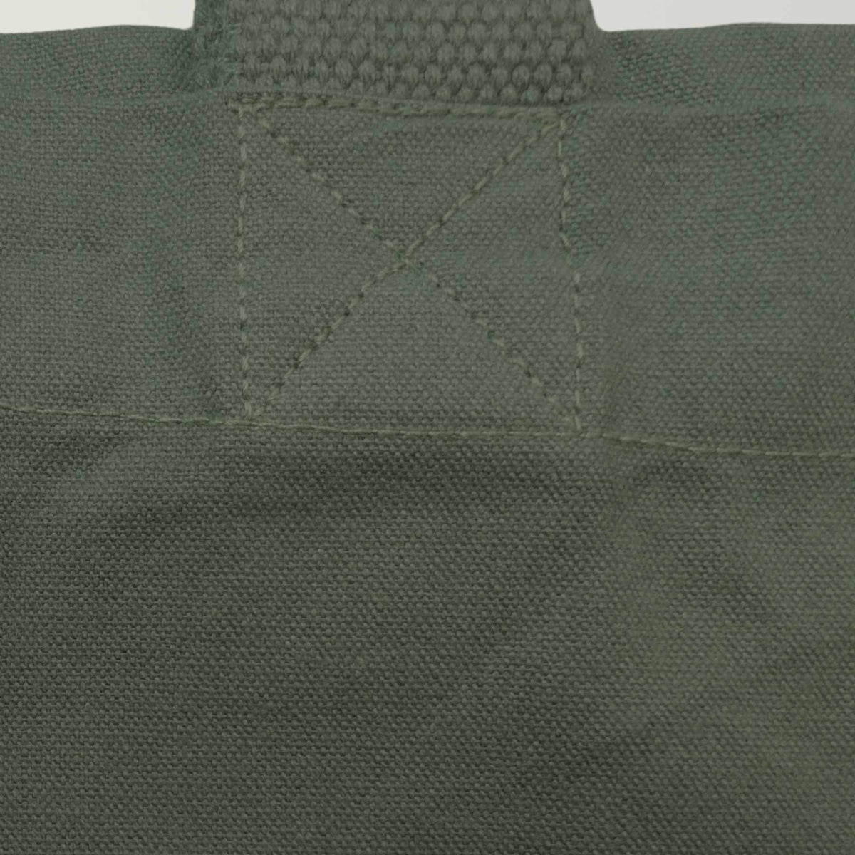 Detailaufnahme des robusten Canvas aus 100% Bio Baumwolle einer großen Tote Bag mit Stickerei in Farbe oliv.