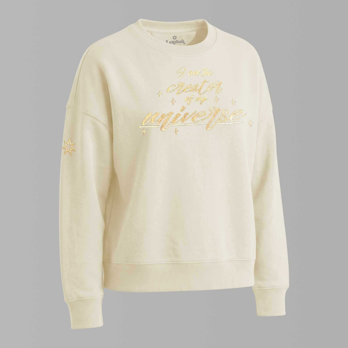 Spiritueller Damen Statement Pulli mit Affirmation (Ghost Mockup Front) aus 100% Bio Baumwolle, Farbton Natural Raw. Golden schimmernde Affirmation 'I am the creator of my universe'. Logostickerei am rechten Ärmel: Logo der spirituellen Modemarke Leitstern