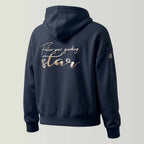 Rückansicht einer dunkelblauen Damensweatjacke aus 100% Biobaumwolle mit Kapuze, große Stickerei am Rücken in gold-metallic, Schriftzug Follow your guiding star