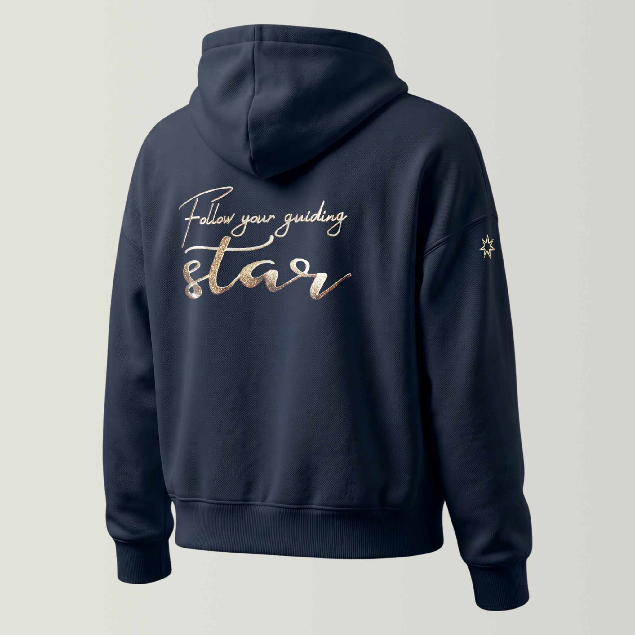 Rückansicht einer dunkelblauen Damensweatjacke aus 100% Biobaumwolle mit Kapuze, große Stickerei am Rücken in gold-metallic, Schriftzug Follow your guiding star