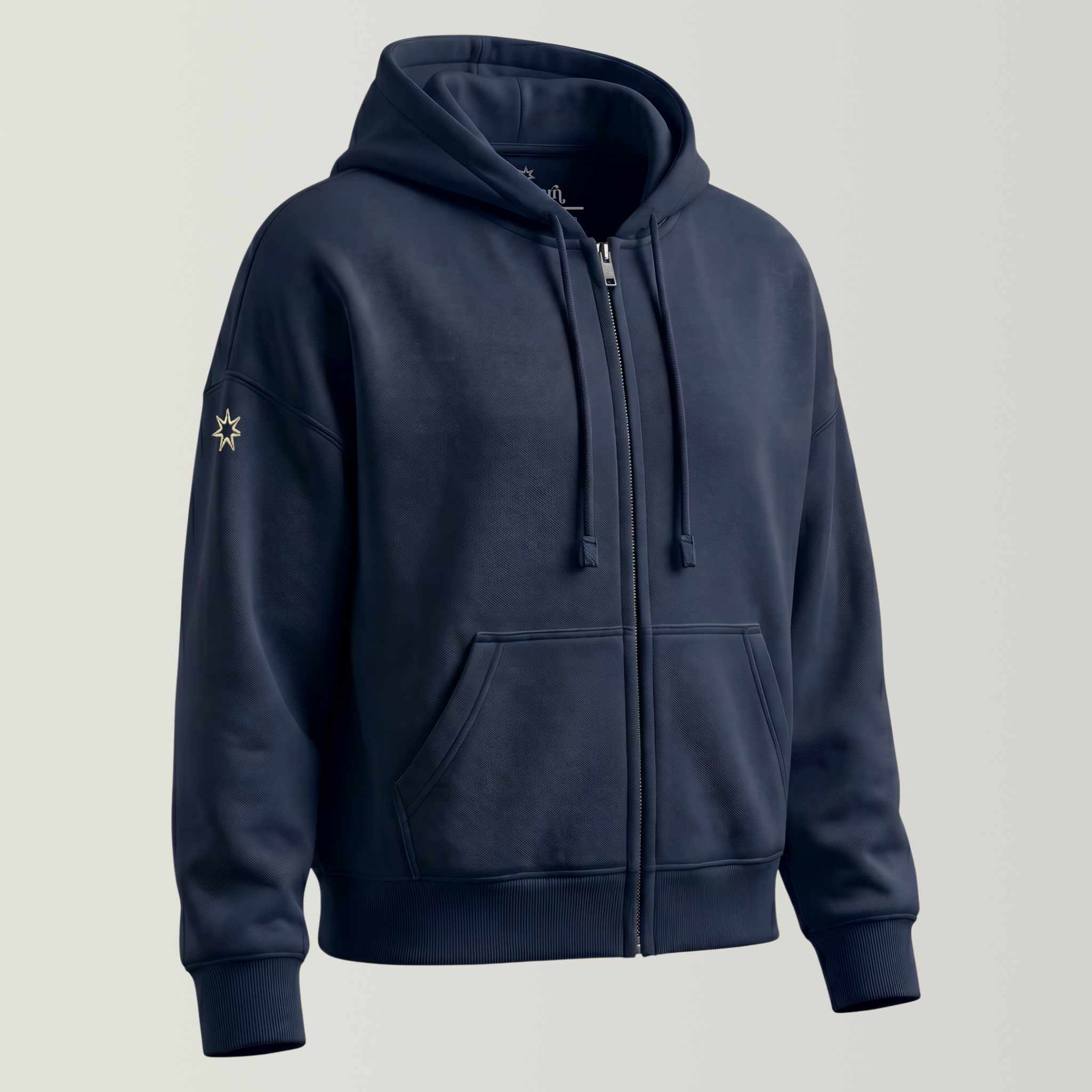 Frontansicht einer dunkelblauen Damenzipjacke aus 100% Biobaumwolle mit Kapuze, große Stickerei am Rücken in gold-metallic, Schriftzug Follow your guiding star, Logostickerei am rechten Ärmel (siebenzackiger Stern) in metallic-gold