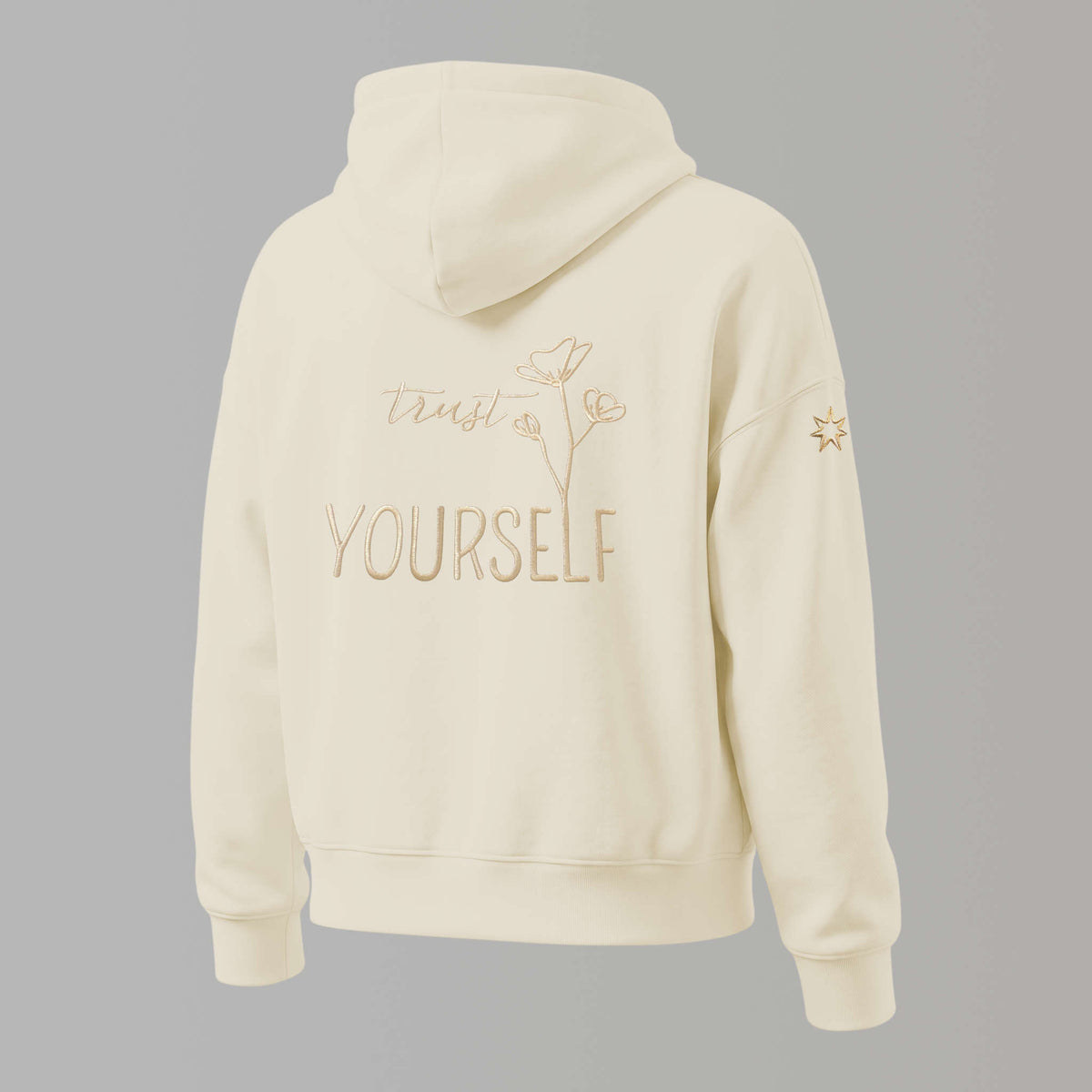 Rückenaufnahme: Spirituelle Damen Bio Kapuzenjacke aus 100% Biobaumwolle, Farbton Natural Raw: unbehandelte und ungefärbte Baumwolle, große edel schimmernde Stickerei am Rückenmit Affirmation "Trust yourself", Logostickerei am rechten Ärmel: Logo der spirituellen Modemarke Leitstern