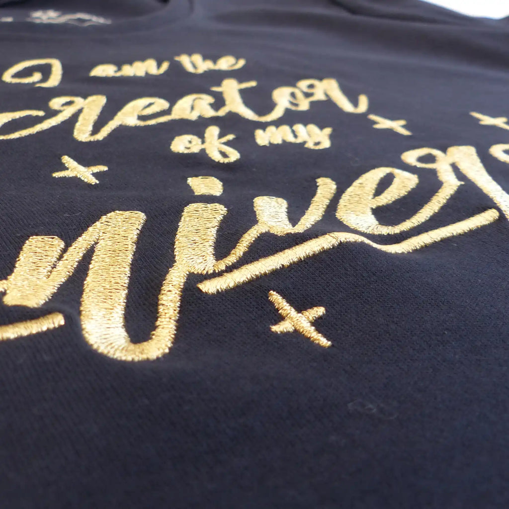 Bio-T-Shirt mit Stickerei 'I am the creator of my universe' – midnight blue [Damen]