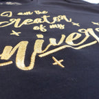 Bio-T-Shirt mit Stickerei 'I am the creator of my universe' – midnight blue [Damen]