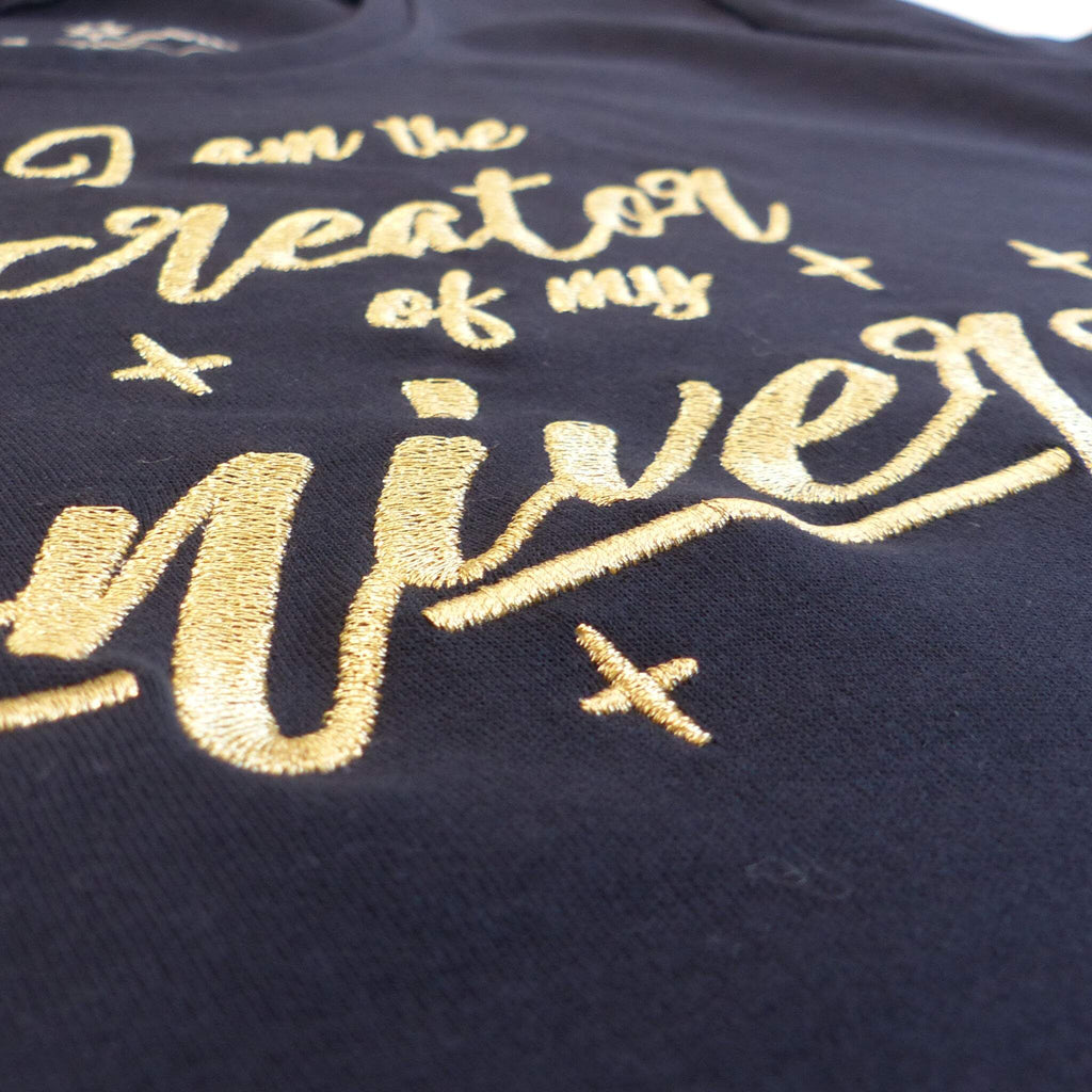 Bio-T-Shirt mit Stickerei 'I am the creator of my universe' – midnight blue [Damen]