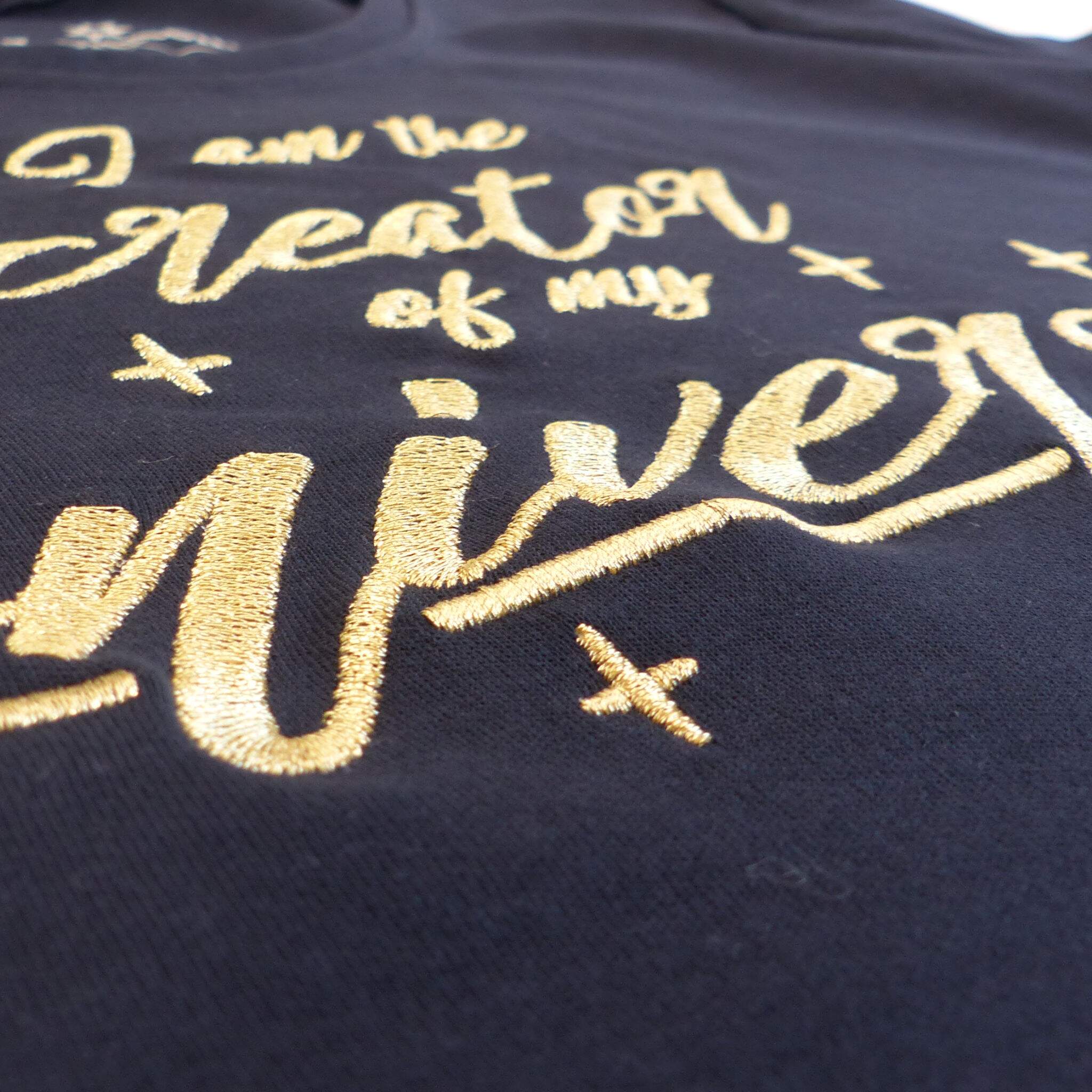 Bio-T-Shirt mit Stickerei 'I am the creator of my universe' – midnight blue [Damen]