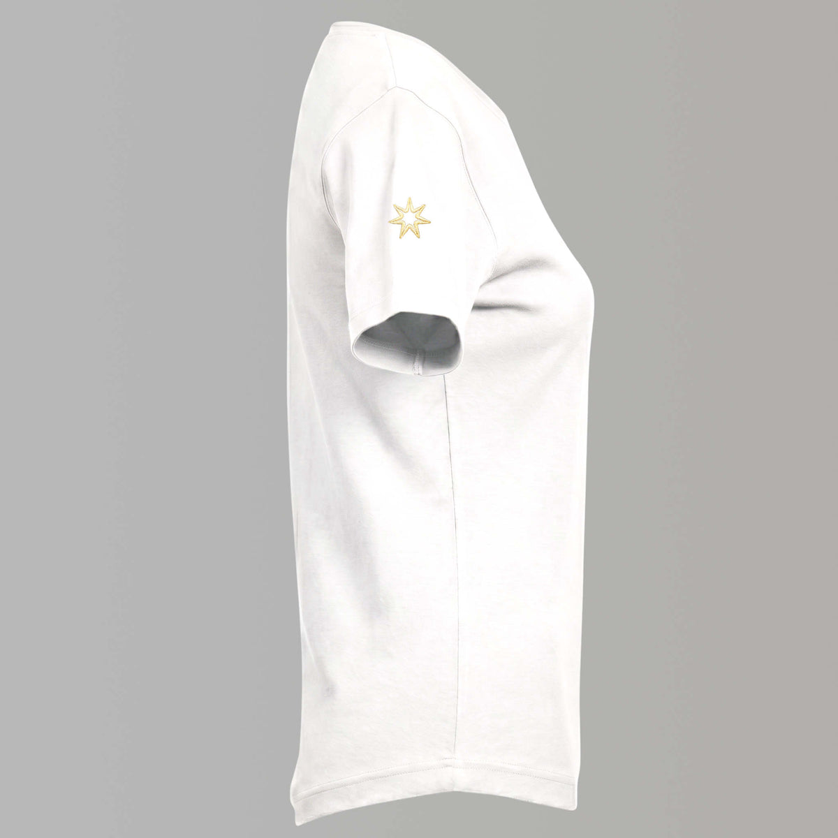 Seitenansicht eines weißen Damen Shirts aus 100% Biobaumwolle mit großer Stickerei "Time to shine". Logostickerei am rechten Ärmel: siebenzackiger Stern, Symbol der spirituellen Modemarke Leitstern