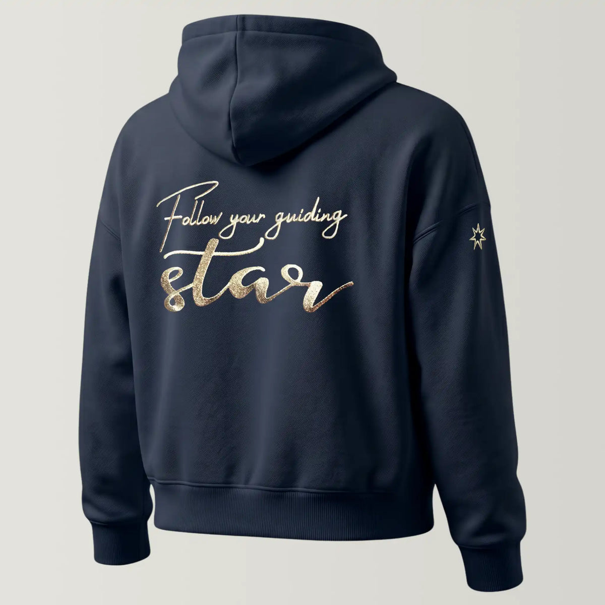Damen Bio Sweatjacke mit Kapuze in dunkelblau, große Stickerei am Rücken in metallic-Gold, Schriftzug 'Follow your guiding star'. Logostickerei am Ärmel in metallic-gold: siebenzackiger Stern