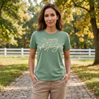 Spirituelles Baumwoll T-Shirt mit Affirmation für Damen, TShirt Farbe hellgrün. Die Affirmation ist eine Stickerei in Gold-Metallic, Schriftzug: I'm creating my own destiny. Dieses Bild ist ein Lifestyle Mockup