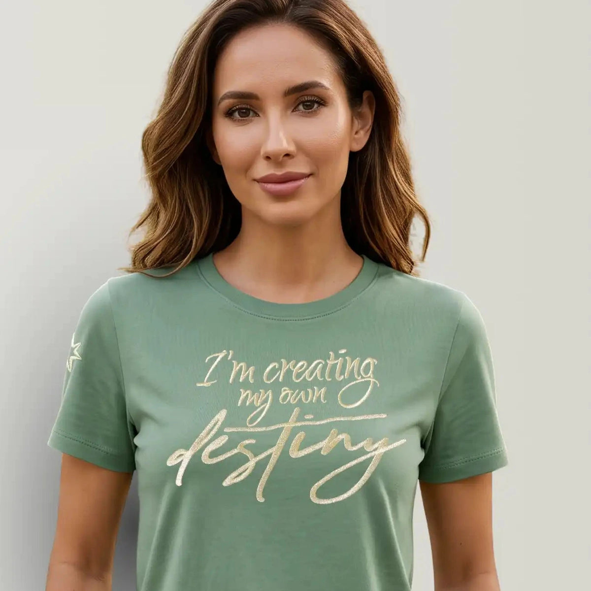 Spirituelles Baumwoll T-Shirt mit Affirmation für Damen, TShirt Farbe hellgrün. Die Affirmation ist eine Stickerei in Gold-Metallic, Schriftzug: I'm creating my own destiny
