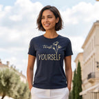 Model trägt ein dunkelblaues Damen T-Shirt aus Bio Baumwolle, mit Affirmation als große Frontstickerei in metallic-gold, Schriftzug 'Trust yourself'. Logostickerei (Stern) am rechten Ärmel.