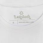 Detailaufnahme (Ausschnitt) eines weißen TShirts für Damen aus 100% Biobaumwolle, innen sieht man den Nackeninnenprint der Marke Leitstern.