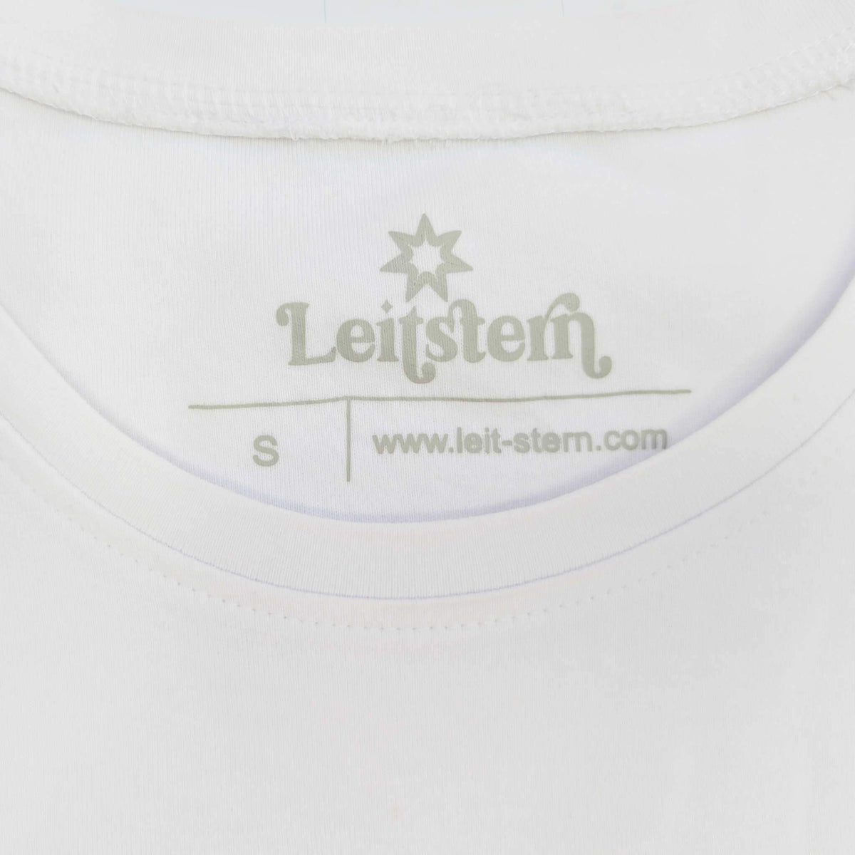 Detailaufnahme (Ausschnitt) eines weißen TShirts für Damen aus 100% Biobaumwolle, innen sieht man den Nackeninnenprint der Marke Leitstern.