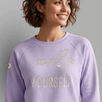 Spiritueller Damen Statement Sweater mit Affirmation. Die Affirmation ist eine goldene Stickerei mit Schriftzug 'Trust yourself' mit floralem Design.