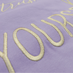 Affirmation als Goldstickerei (Nahaufnahme) auf einem nachhaltigen Damen GOTS Sweatshirt mit Stickerei, Schriftzug 'Trust yourself', Farbe des Damen Statement Sweater Soft lavender.