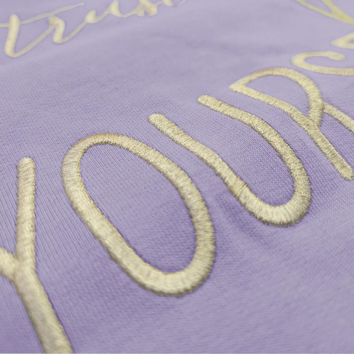 Affirmation als Goldstickerei (Nahaufnahme) auf einem nachhaltigen Damen GOTS Sweatshirt mit Stickerei, Schriftzug 'Trust yourself', Farbe des Damen Statement Sweater Soft lavender.