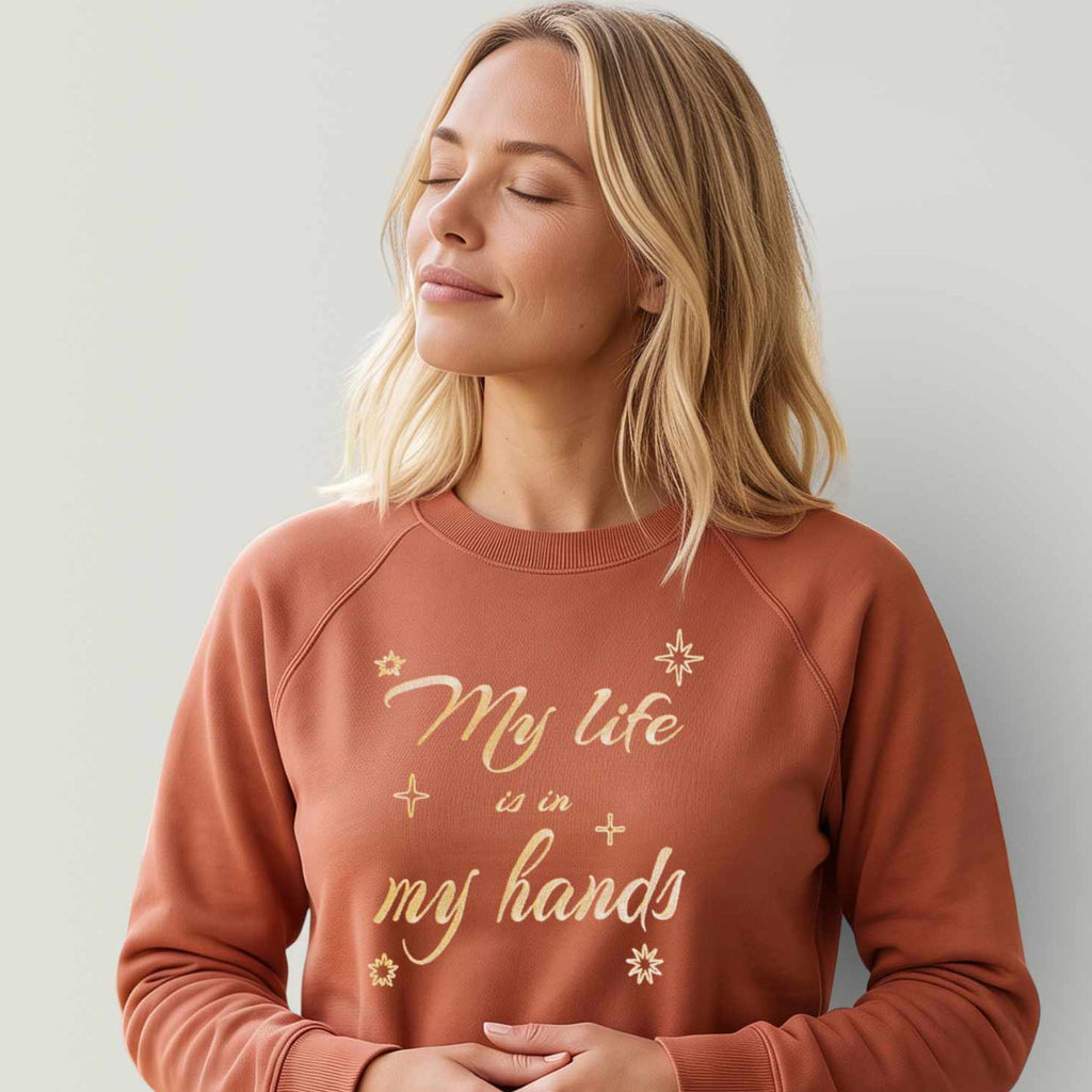 Spirituelles Sweatshirt Stickerei für Damen, nachhaltiger Baumwoll Pullover mit Affirmation: 'My life is in my hands'. Sweater Farbe warm terracotta