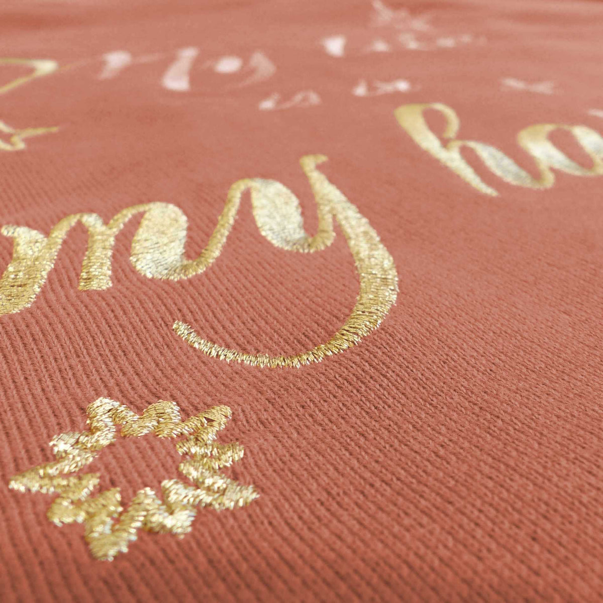 Goldene Stickerei (Affirmation) auf einem spirituellen Damen Baumwoll Pullover mit Stickerei in Farbe terracotta. Affirmation: 'My life is in my hands' mit Sterne-Design