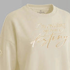 Damen Sweatshirt mit Affirmation (Nahaufnahme). Die Affirmation ist eine große Goldstickerei mit Schriftzug: I'm creating my own destiny. Baumwoll Pullover Damen aus ungefärbter Biobaumwolle