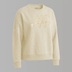 Damen Sweatshirt mit Affirmation (Ghost Mockup). Die Affirmation ist eine große Goldstickerei mit Schriftzug: I'm creating my own destiny. Baumwoll Pullover Damen aus ungefärbter Biobaumwolle