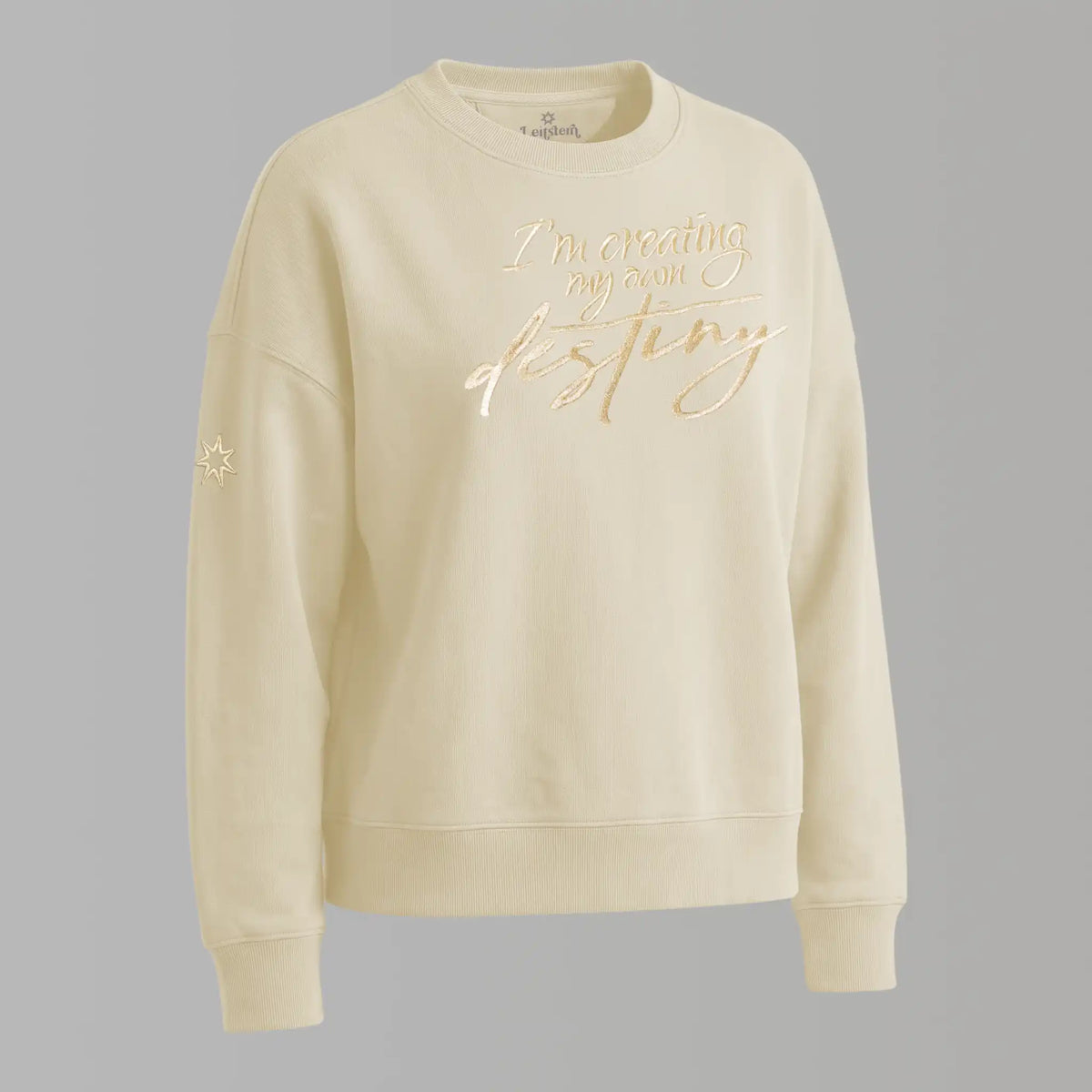 Damen Sweatshirt mit Affirmation (Ghost Mockup). Die Affirmation ist eine große Goldstickerei mit Schriftzug: I'm creating my own destiny. Baumwoll Pullover Damen aus ungefärbter Biobaumwolle