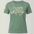 Grünes Bio-T-Shirt für Damen aus 100% zertifizierter Biobaumwolle in milden Grünton, große edle Frontstickerei in gold-metallic I'm creating my own destiny, Logo-Stickerei am rechten Ärmel: siebenzackiger Stern