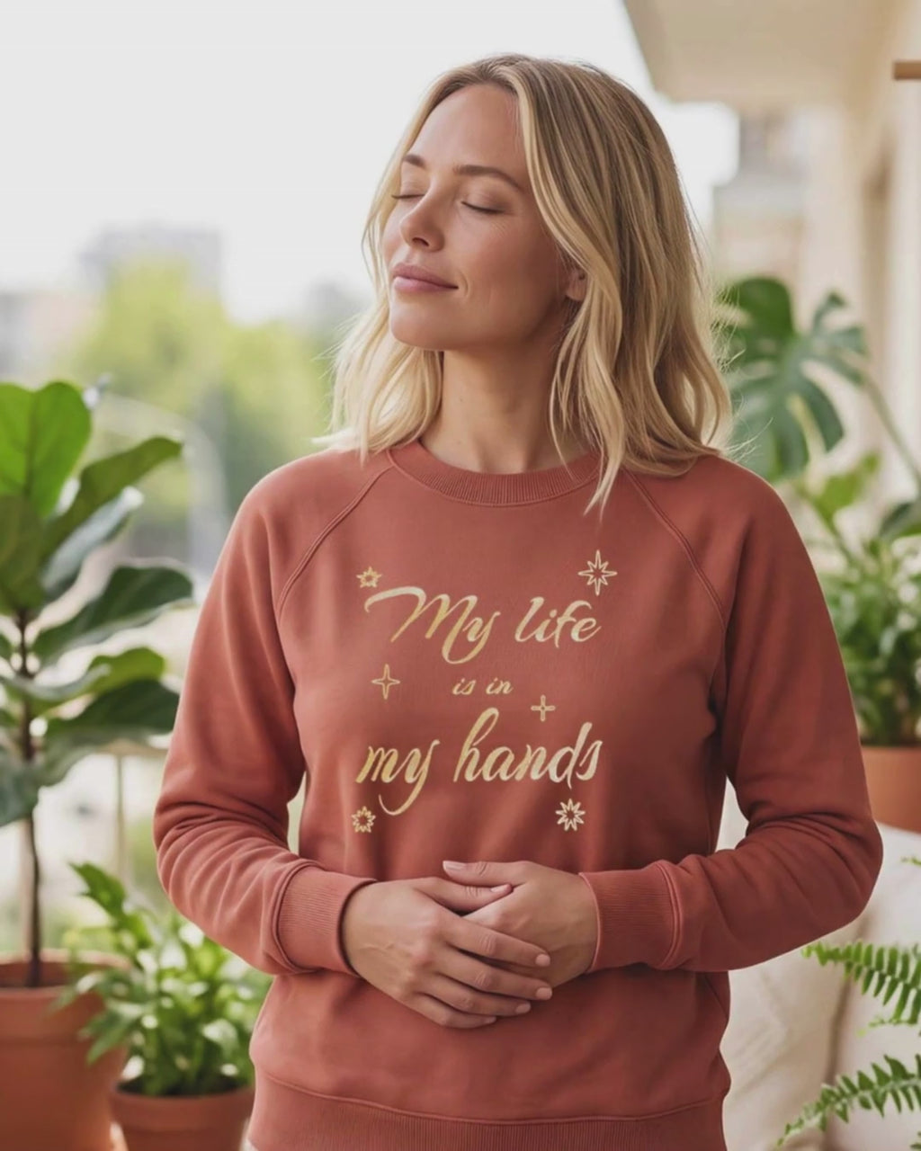 Bio Sweatshirt mit Stickerei 'My life is in my hands' I warm terracotta [Damen]